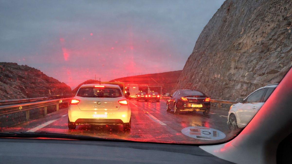 Imagen del accidente de Aguadulce desde el interior de un vehículo.