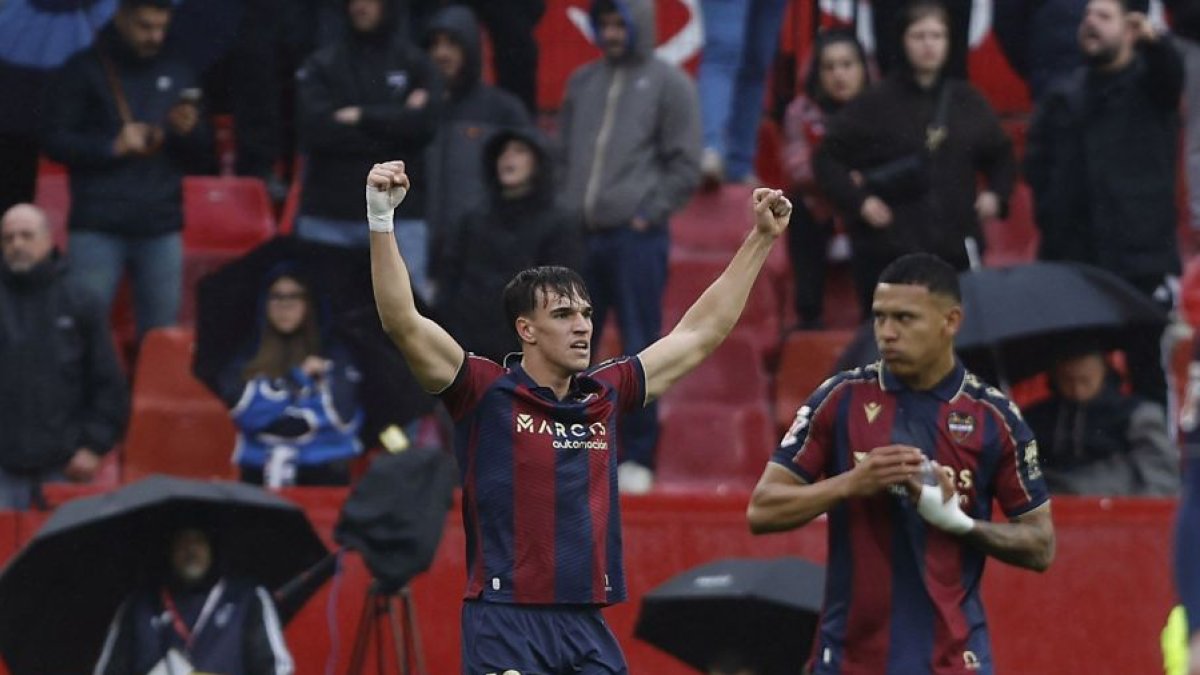 Carlos Espí ha explotado en Sevilla con una gran actuación y no saldrá.