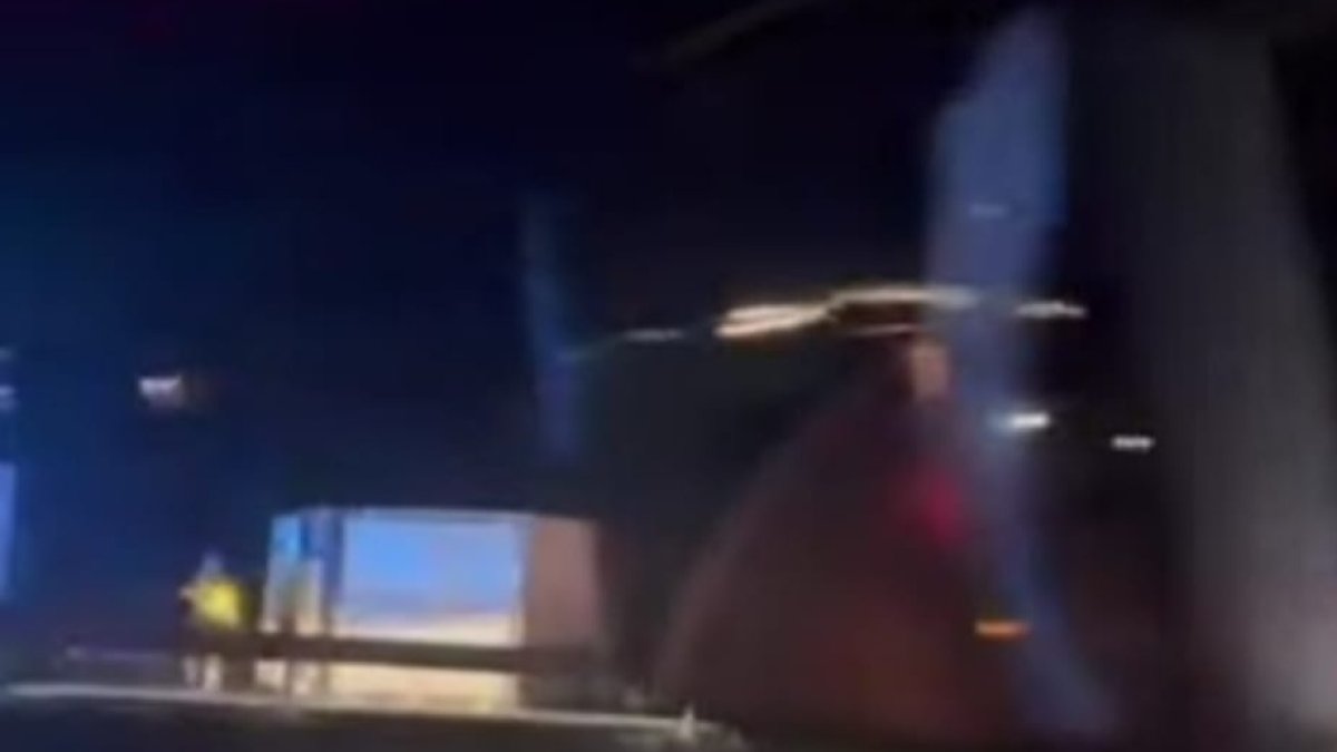 Imagen del camión volcado en la A7 a su paso por La Mojonera.