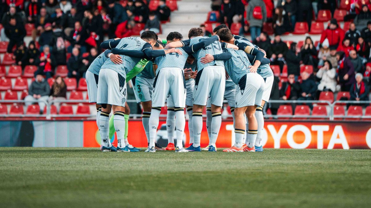 Los futbolistas del Almería hacen la piña antes del partido en Anduva.