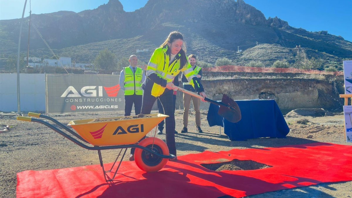 Colocan la primera piedra de la futura residencia de Lucainena de las Torres.