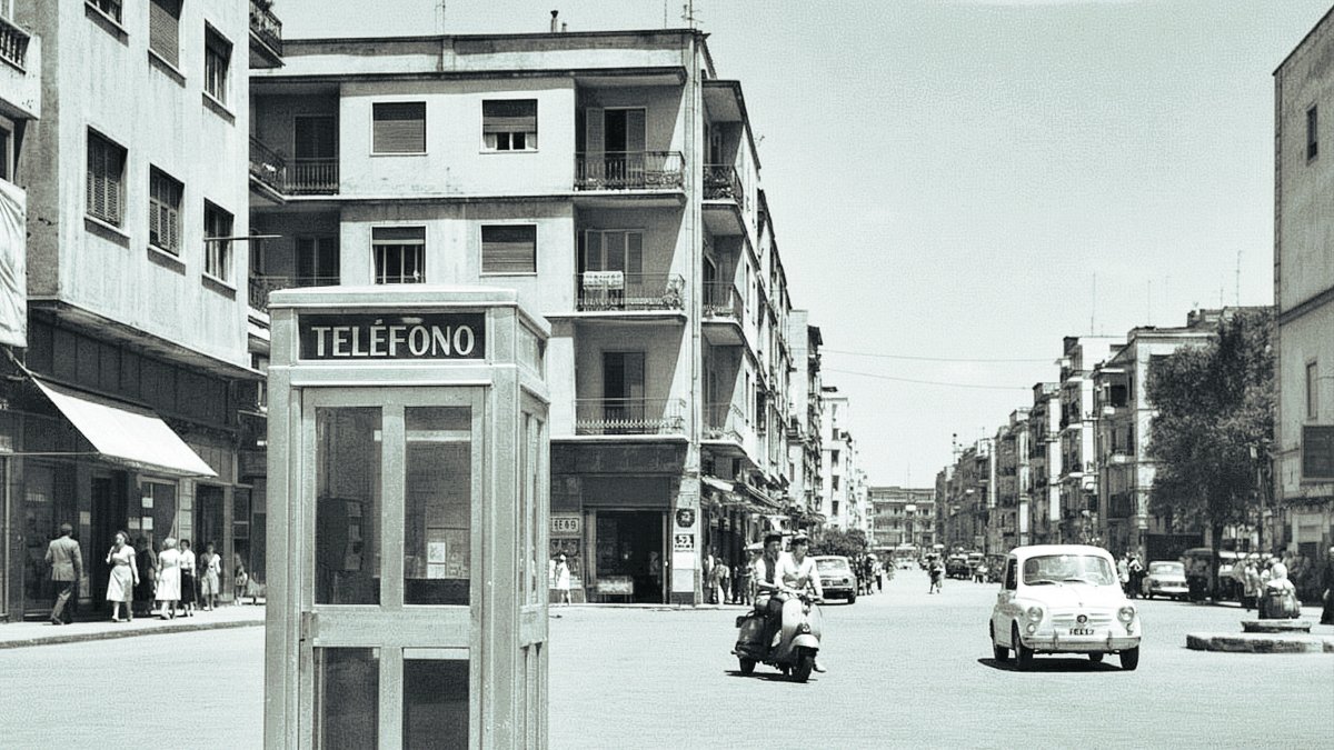 A comienzos de los años setenta colocaron una cabina de teléfonos en la calle Hermanos Pinzón, la segunda que se ponía en funcionamiento en aquel barrio tras la cabina de la calle Tirso de Molina.
