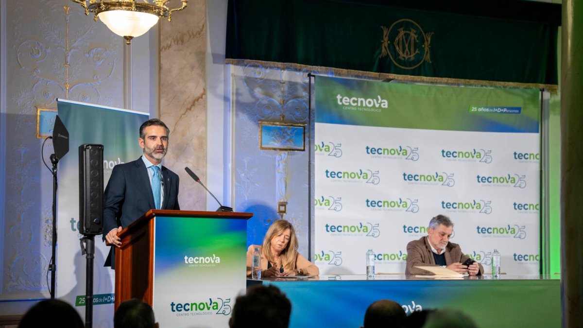 El consejero Fernández-Pacheco destaca en el aniversario de Tecnova, en Almería, el apoyo de la Junta al sector con ayudas y proyectos estratégicos