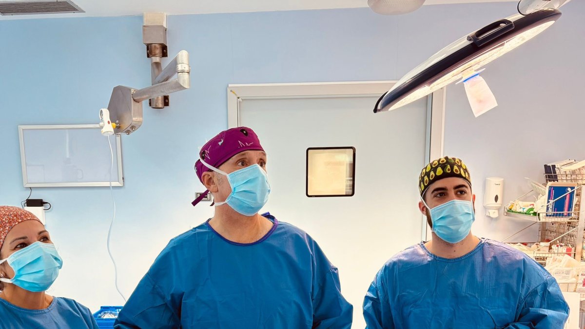 El doctor Manuel Felices, durante una intervención quirúrgica, junto a su equipo en el Hospital Vithas Almería.