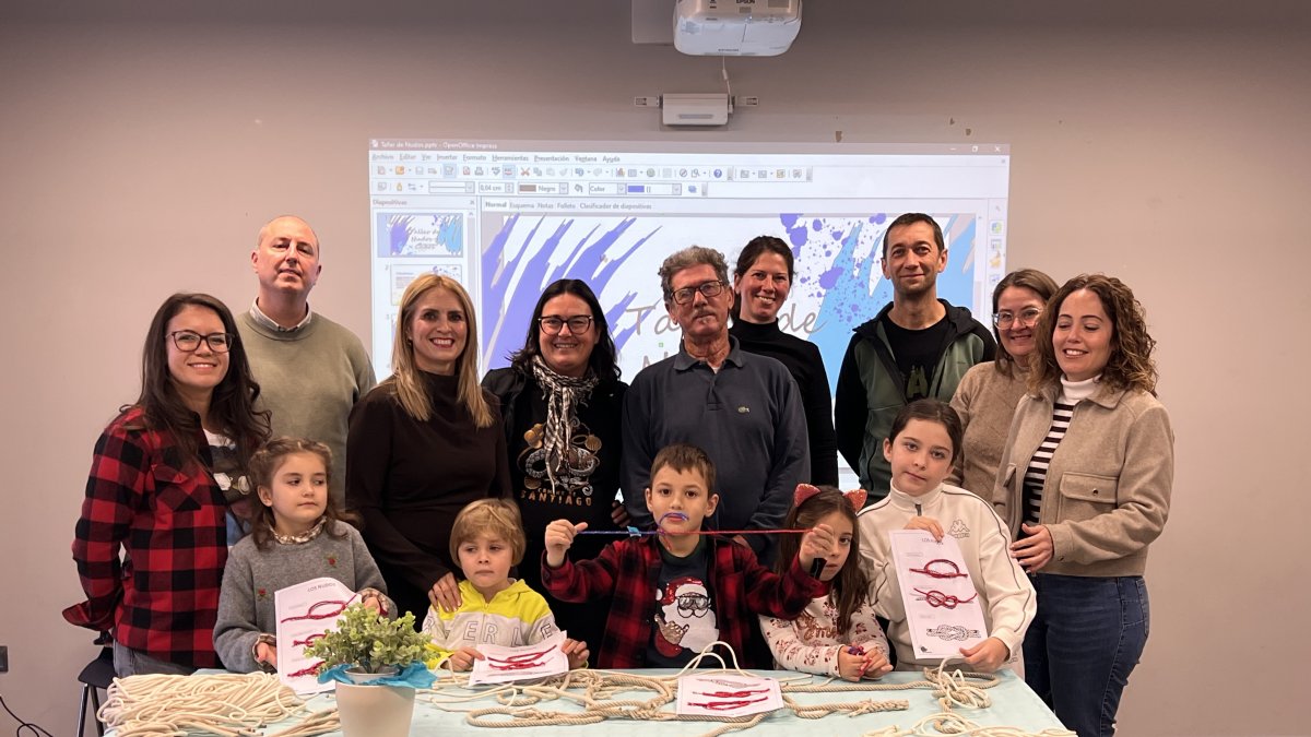 Los pequeños aprenden en el taller dle Aula del Mar.