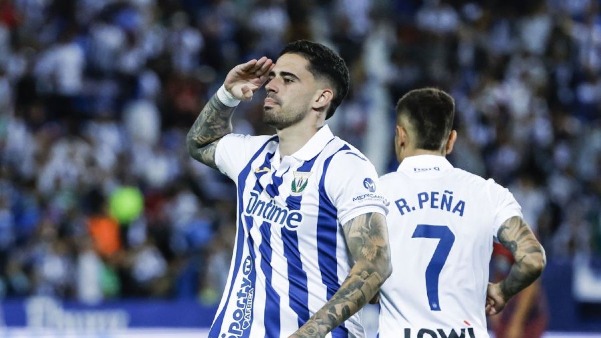 El delantero del Leganés celebrando su primer gol de la temporada.