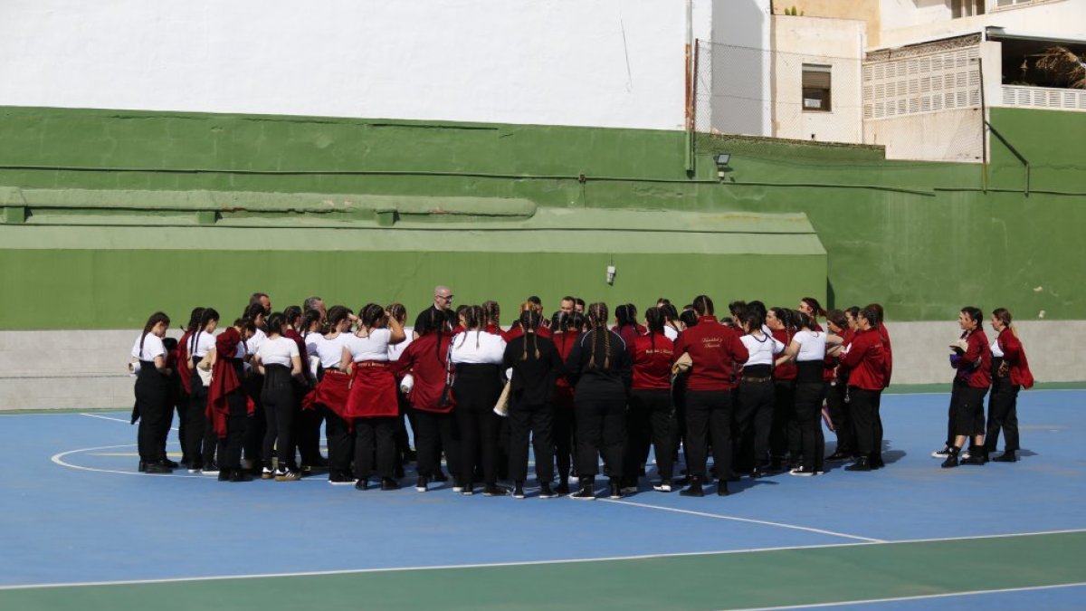 Mujeres costaleras de la Coronación en el patio de La Salle en la Semana Santa de 2025.