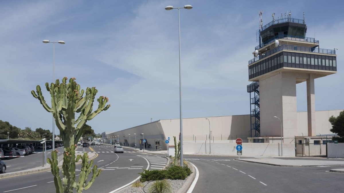 Aeropuerto de Almería, uno de los pocos de la red Aena que permanece sin nombre.