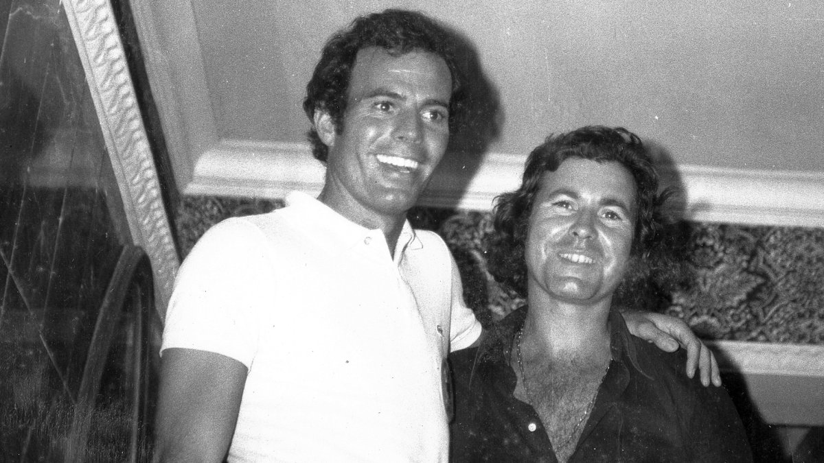 Julio Iglesias con Pepe Bermúdez, dueño de Play Boy, en una de las noches que pasó por la discoteca del piso bajo del Gran Hotel.