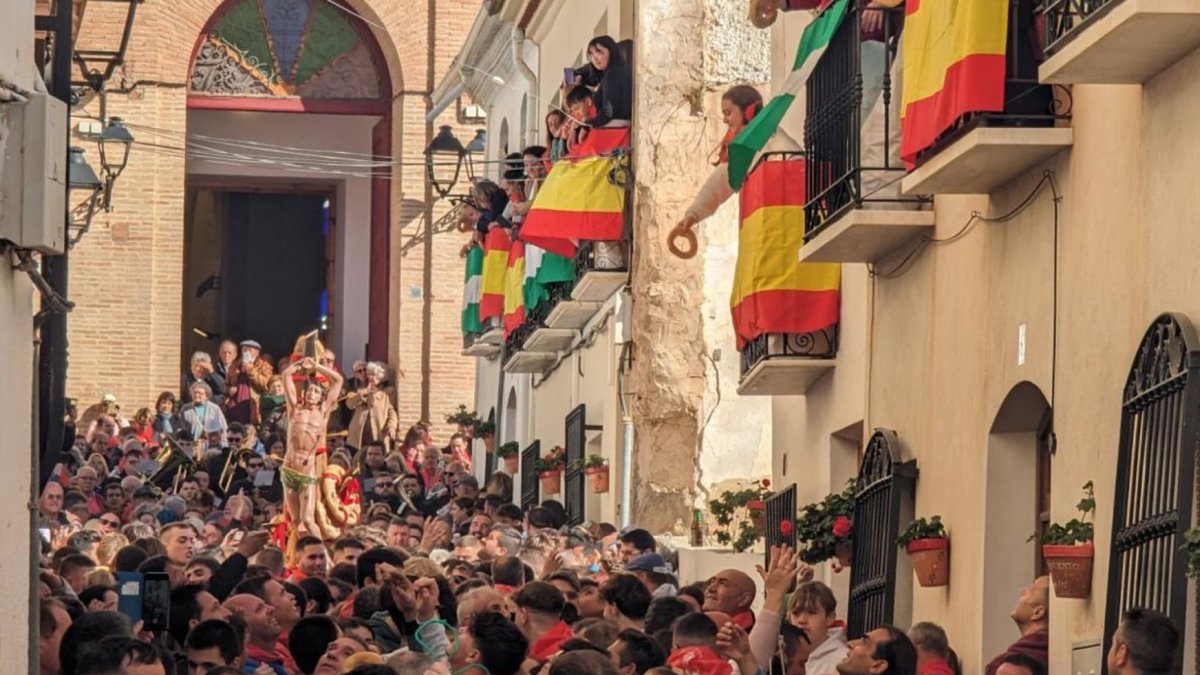 Después de la misa, San Sebastián es llevado a hombros por las calles con entusiasmo y alegría.