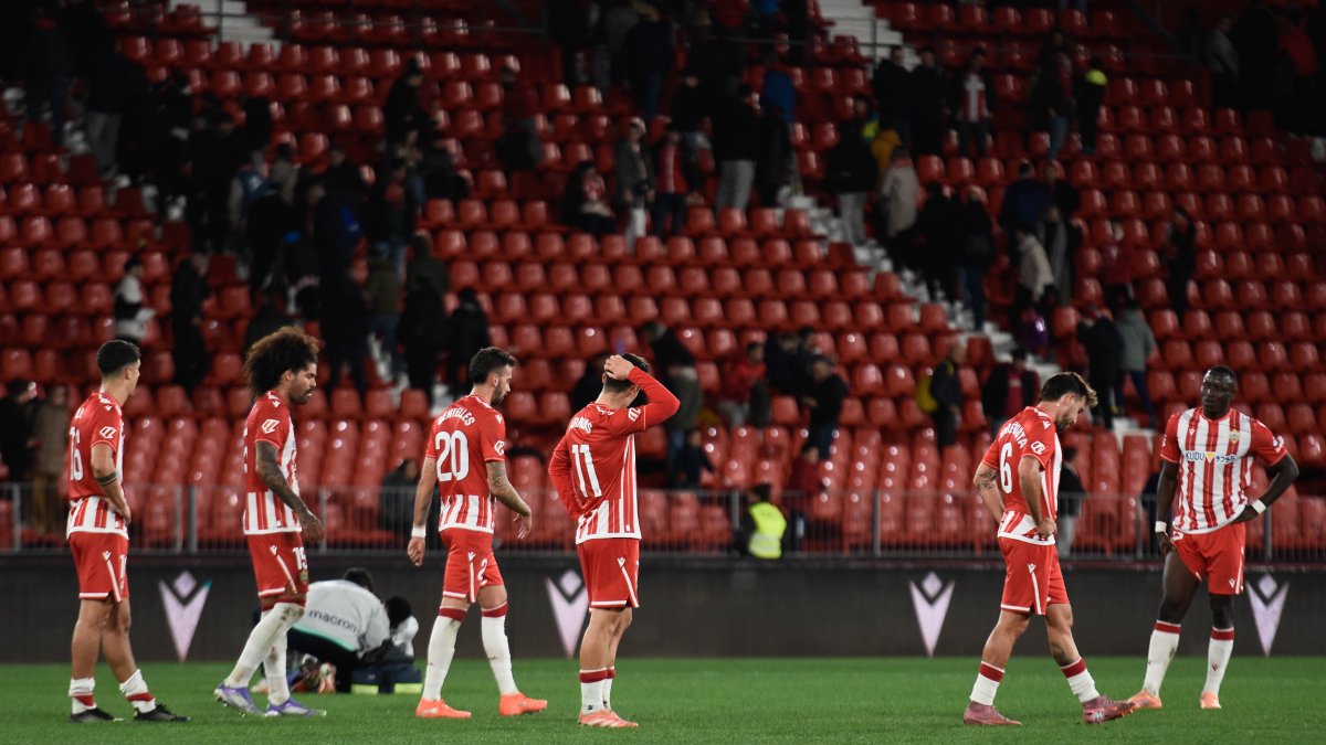 Los futbolistas del Almería, tocados en el Estadio de los Juegos Mediterráneos después de perder ante el Burgos.