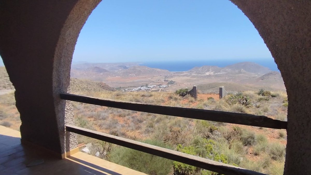 Vistas desde el porche de una de las tres casas abandonadas, con el Valle de Rodalquilar y Mesa Roldán al fondo.