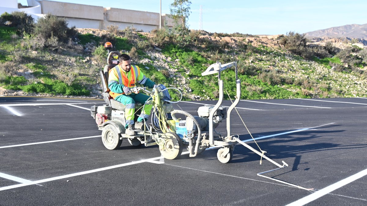 Pintado de las líneas del aparcamiento en El Quemadero