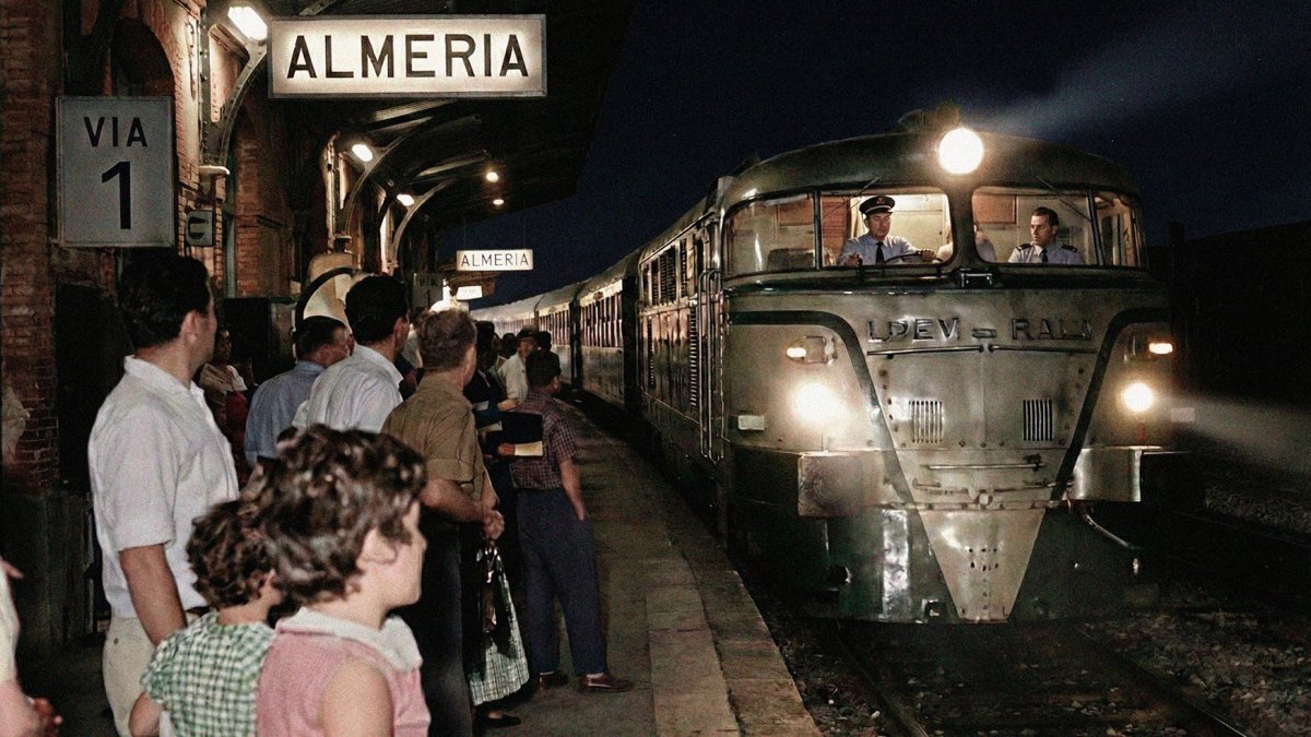 El primer tren Talgo que llegó a Almería para sustituir a los trenes TER que venían funcionando hasta entonces. 28 de septiembre de 1980.