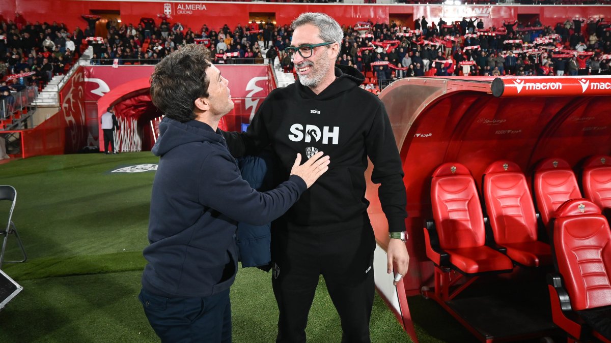 Bolo saluda Rubi en el Almería-Huesca del Estadio de los Juegos Mediterráneos.