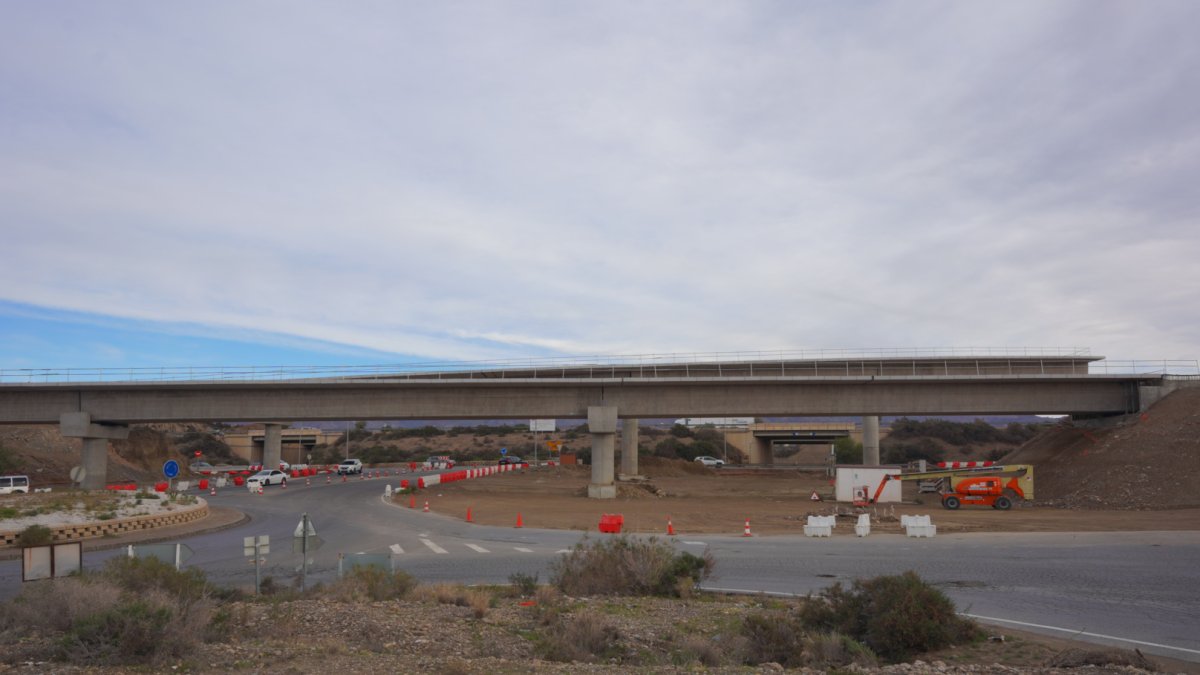 Construcción de uno de los viaductos de la conexión entre la A7 y la A92