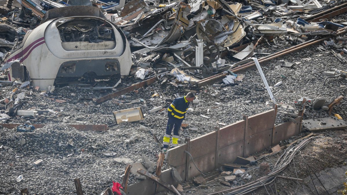 Trabajadores realizan tareas de retirada de los vagones en el punto de las vías donde tuvo lugar el accidente de trenes de Adamuz.