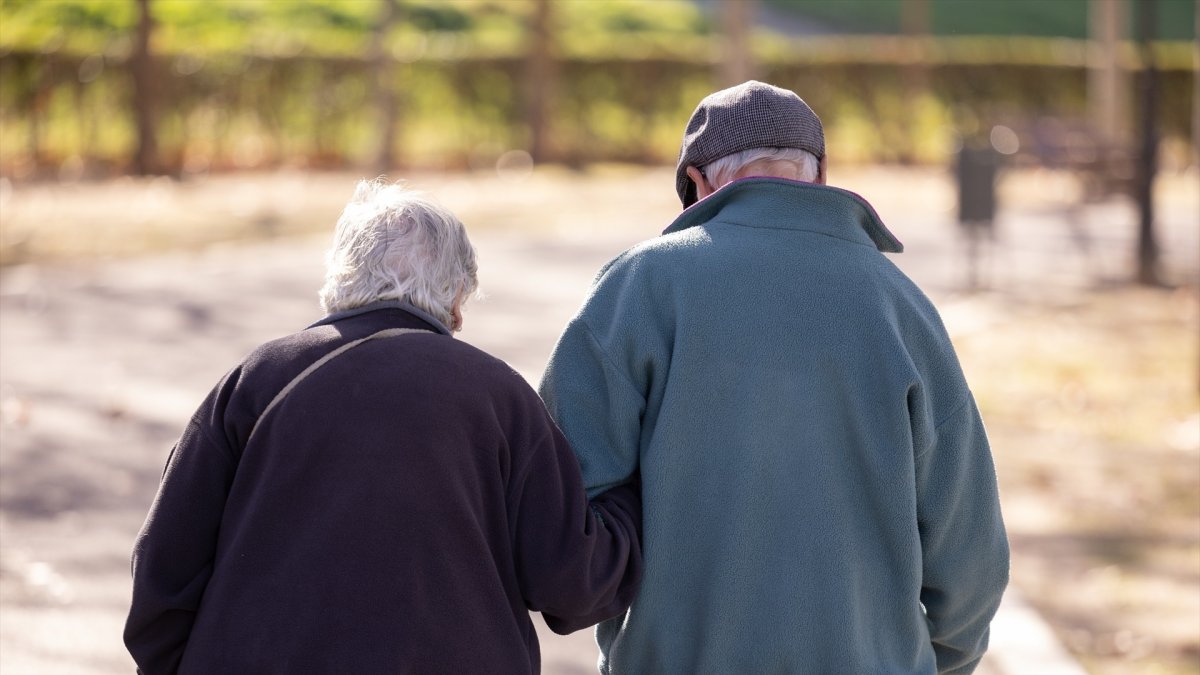 Un matrimonio de personas mayores, paseando.