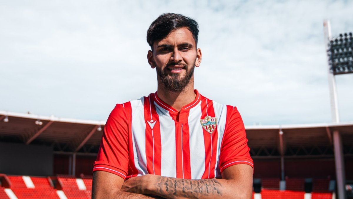 Carlos Jiménez, que estaba en el Eldense, llega cedido al Almería B por el Al-Qadsiah FC, de Arabia Saudí.