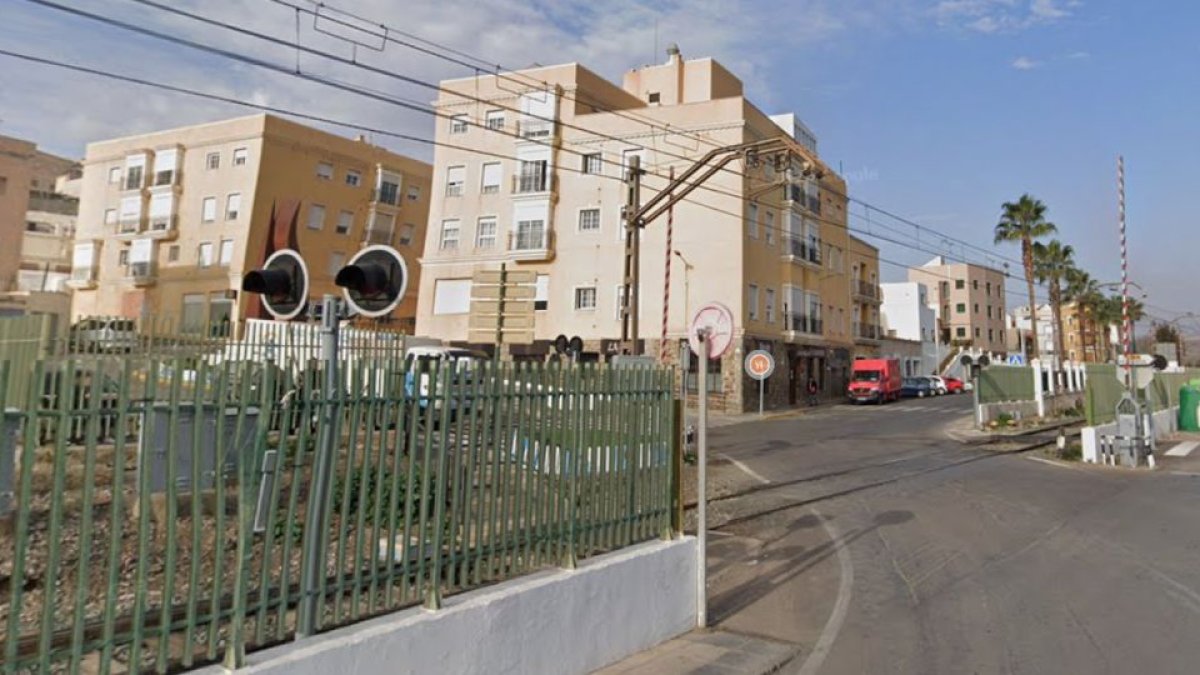 Uno de los dos pasos a nivel que quedan en Gádor.