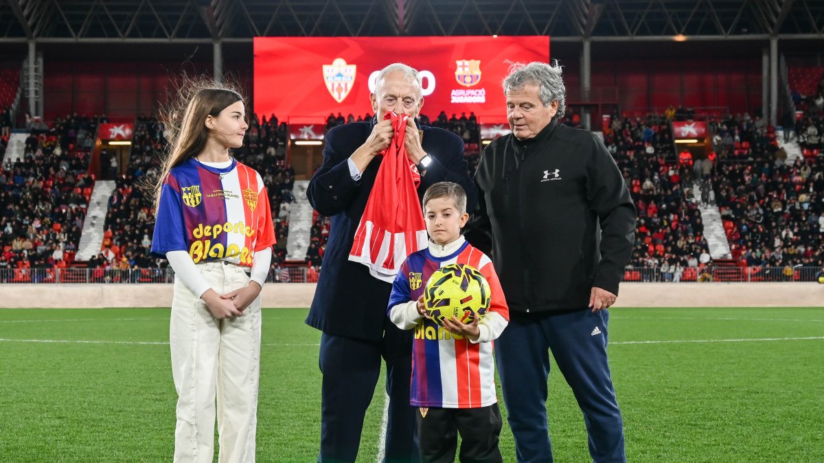 Guillermo Blanes besa la camiseta que ama con todas sus fuerzas.