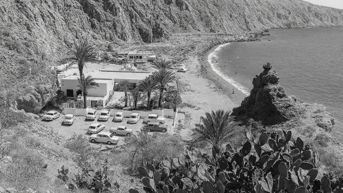 Vista aérea de la playa de 'El Palmer' en la década de los 70 mejorada con IA que aparece en el vídeo.