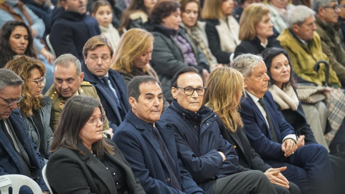Los consejeros de Justicia, Administración Local y Función Pública, José Antonio Nieto, y de Universidad, Investigación e Innovación, José Carlos Gómez Villamandos, en la misa funeral por las víctimas de Adamuz (Córdoba).