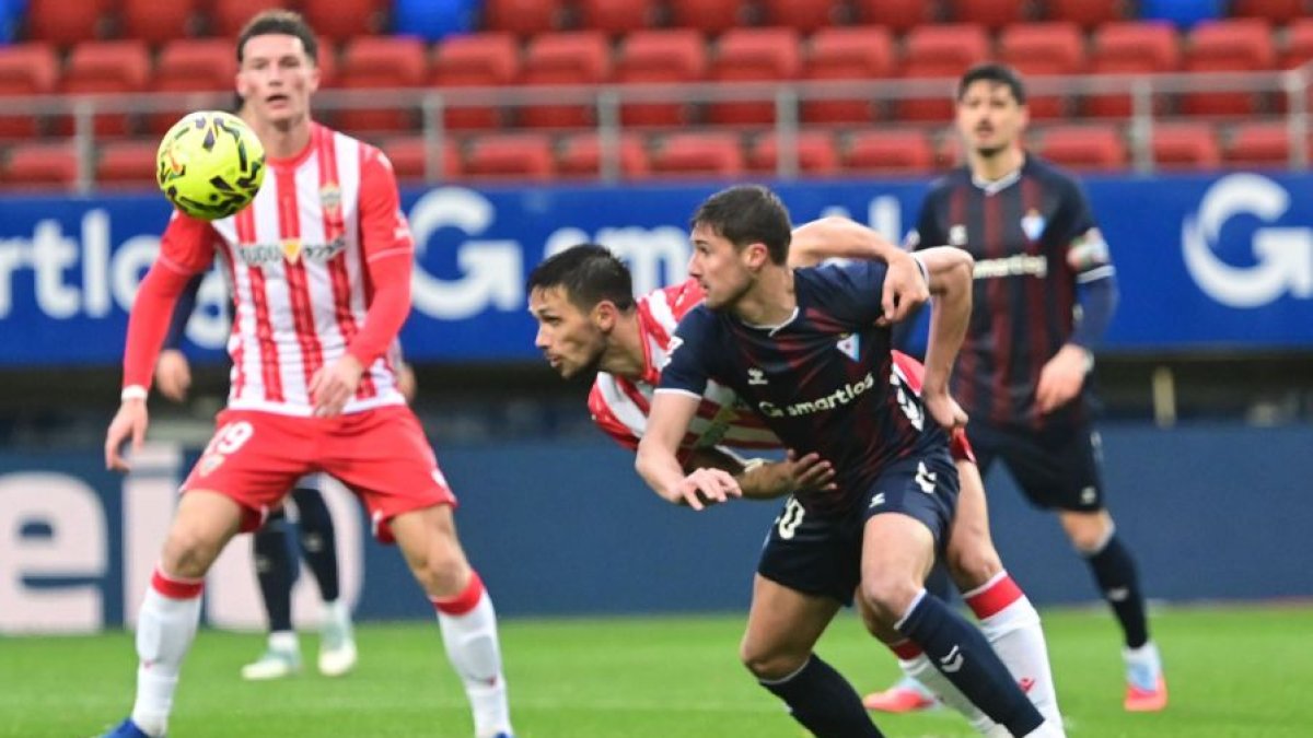 Una de las jugadas del partido en el campo de Ipurúa.