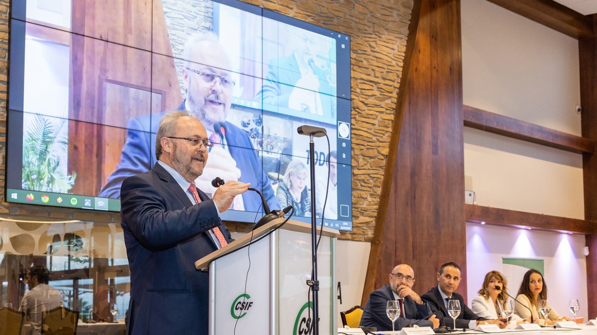 A la izquierda, Juan Fernández Cabezas, cuando fue reelegido presidente de CSIF Almería.