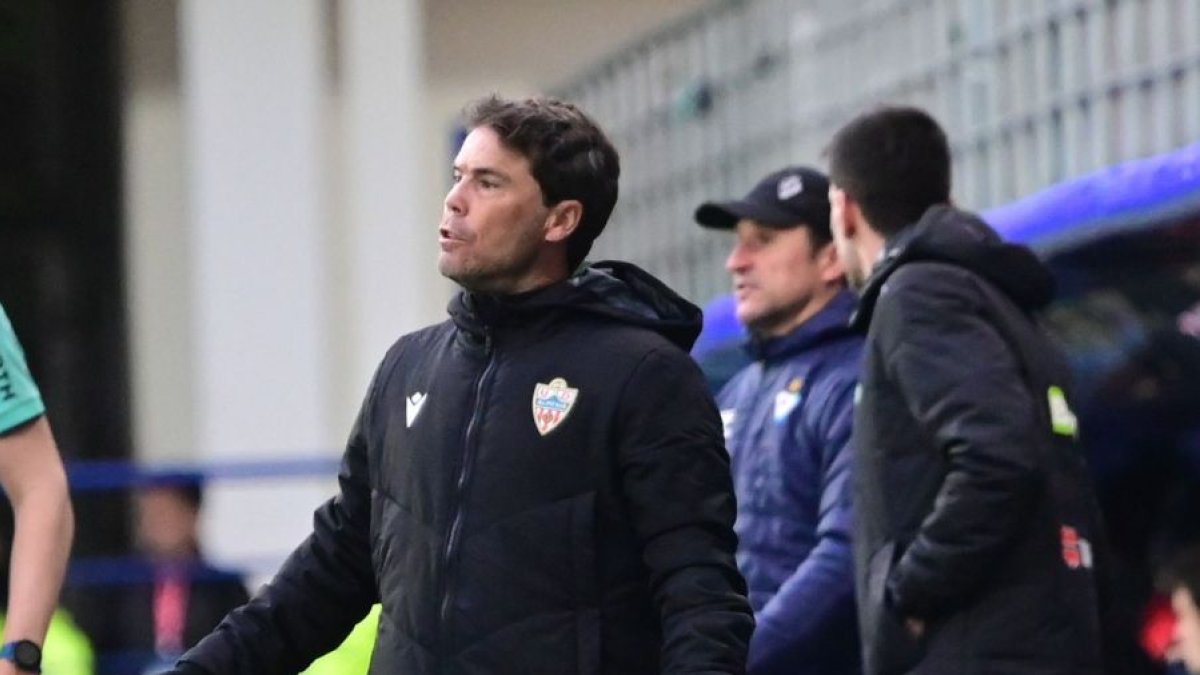 Rubi en la banda de Ipurúa dando instrucciones en el partido Eibar-Almería.