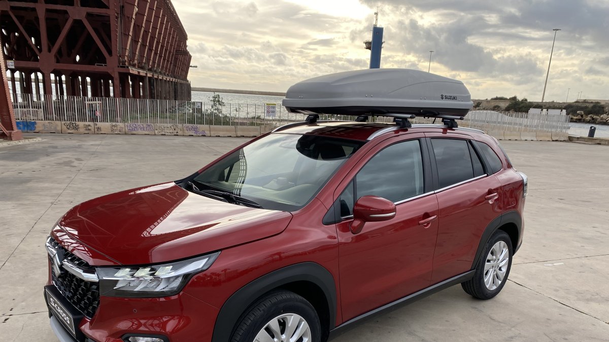 El nuevo S-Cross junto a la ballena de Gabriel durante la prueba realizada