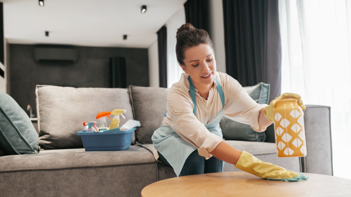 Una limpieza adecuada protege las superficies del hogar y ayuda a prevenir daños invisibles pero acumulativos.