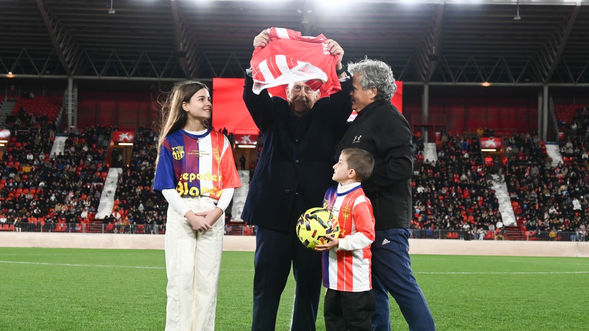 El fundador del Almería levanta emocionado la camiseta de la UDA.