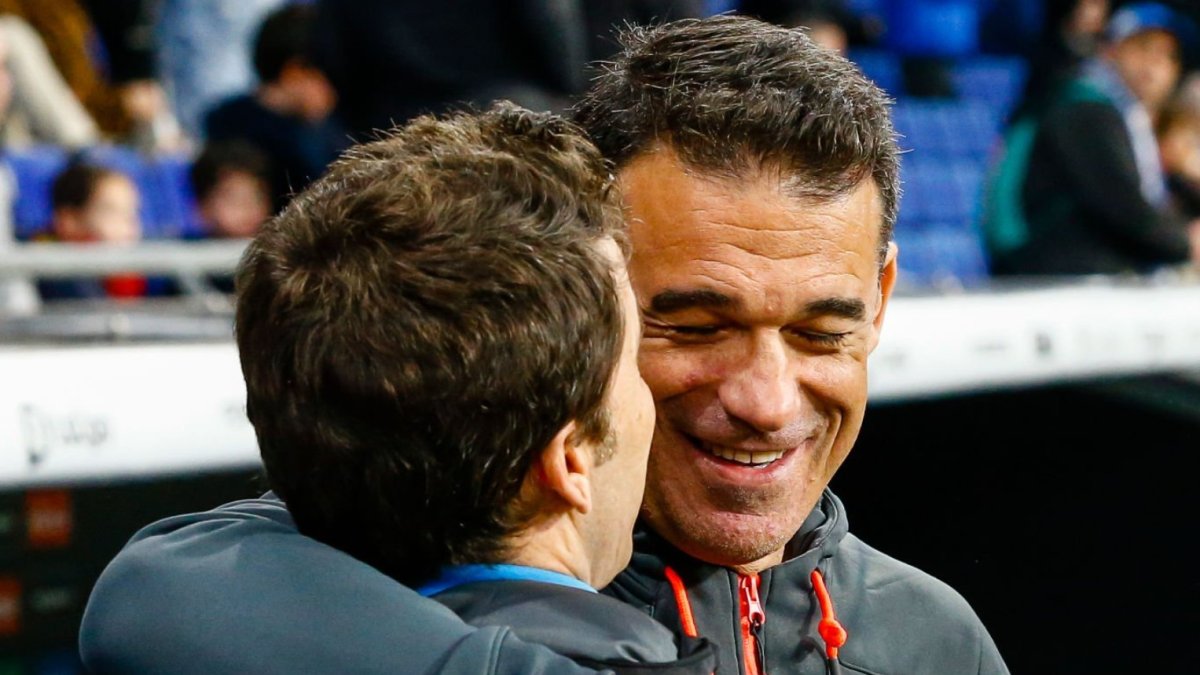 Rubi y Luis García Plaza se abrazan antes de uno de sus duelos.