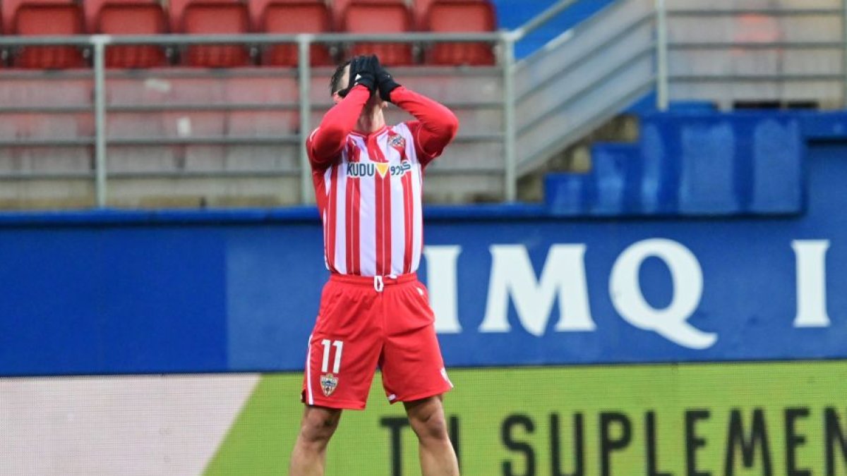 Hasta las estrellas han dejado de brillar en el Almería.