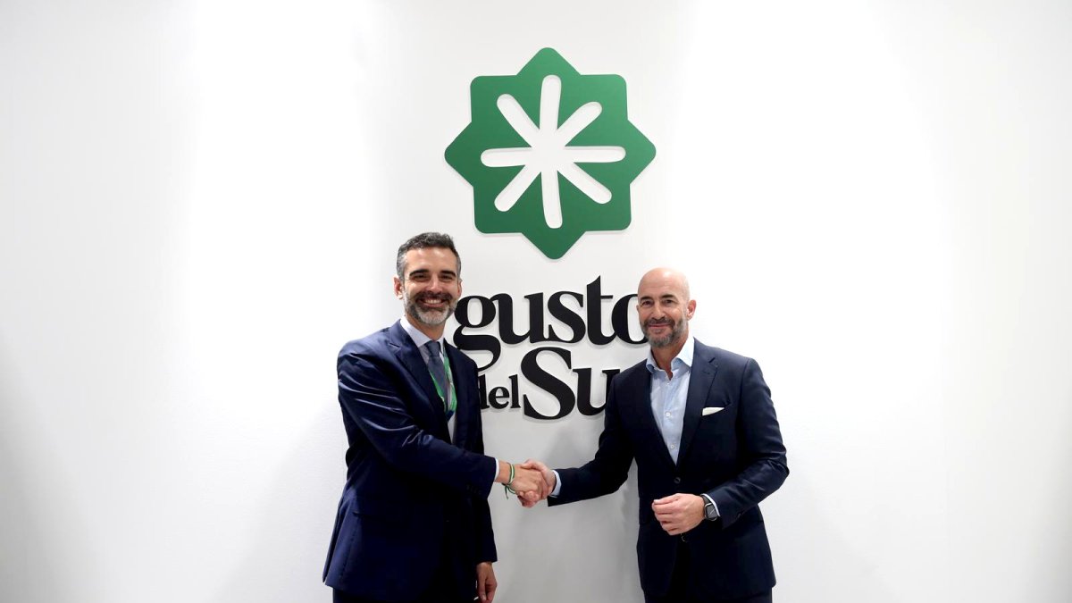 El consejero Ramón Fernández- Pacheco y el presidente de Landaluz, Álvaro Guillén, han firmado un protocolo para la defensa y promoción de la agroindustria andaluza