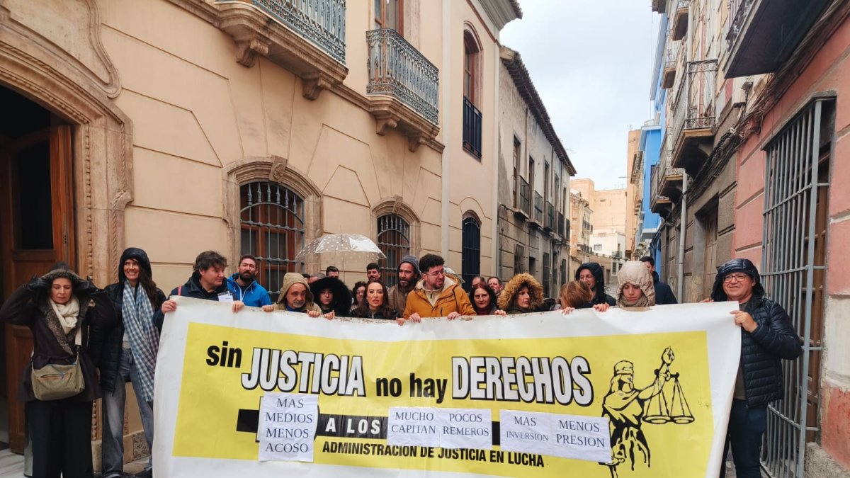 Decenas de funcionarios de Justicia se concentran a las puertas de los juzgados de Berja.