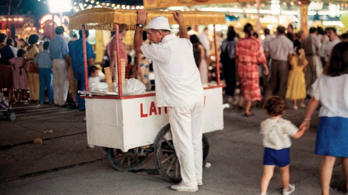 Los humildes helados que vendían en los carrillos por la calle y por la Feria nos parecían entonces el manjar más preciado de los veranos.