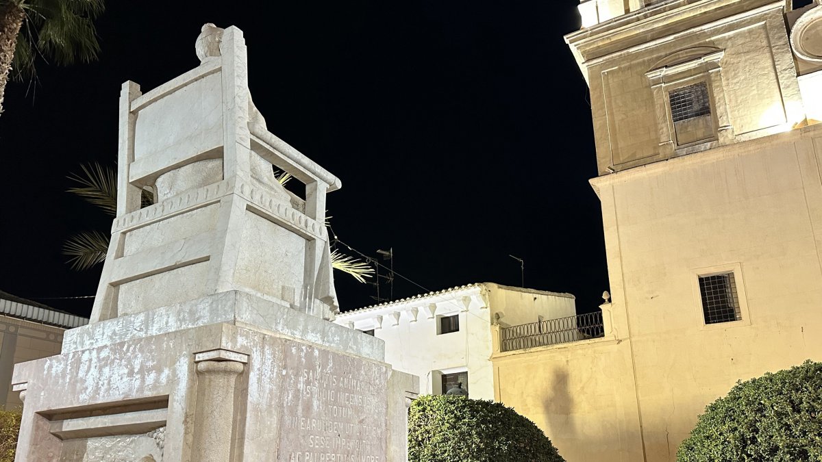 Estatua del Cura Valera, vista con la iglesia al fondo, en Huércal-Overa.