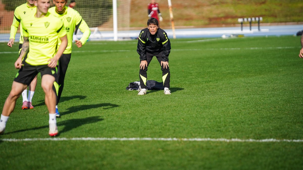 Rubi, pendiente de los futbolistas en el Anexo del Mediterráneo.
