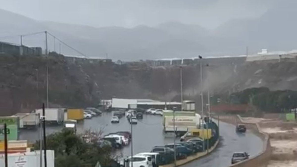 Una cascada de agua cayendo a la rambla de Las Alberquillas, cerca de Balanegra.