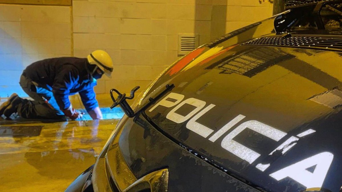 Examinando el subsuelo en la Operación Blas de Lezo lanzada en Pescadería..