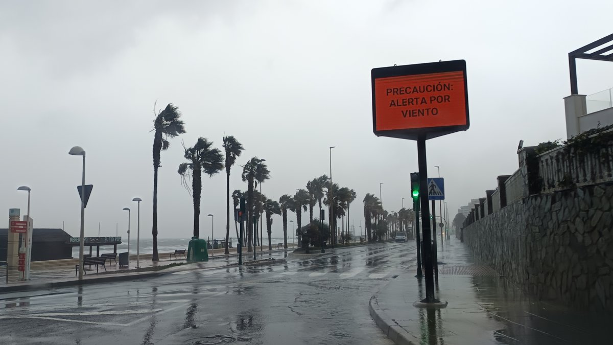 Panel informativo en el Paseo Marítimo de Almería a causa de la alerta naranja por fuertes rachas de viento.