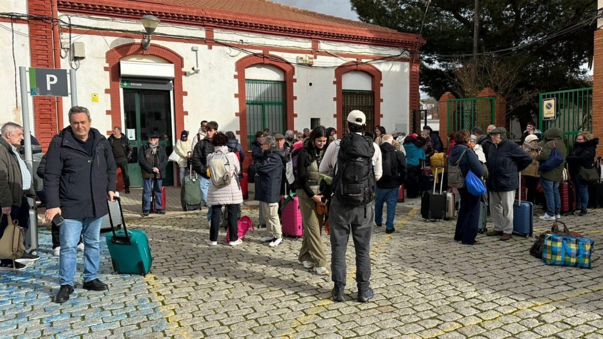 Los pasajeros del Intercity Madrid-Almería esperando los autobuses en la estación de Guadix.