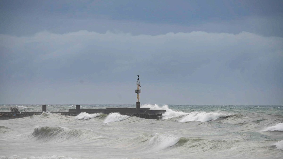 Imagen de la costa de Almería con un fuerte temporal