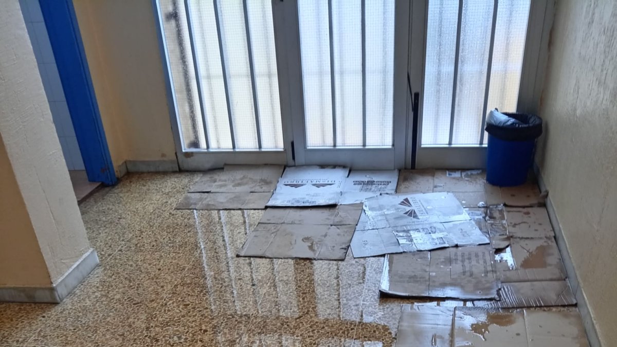 Agua en una de las entradas al CEIP Llanos de Marín