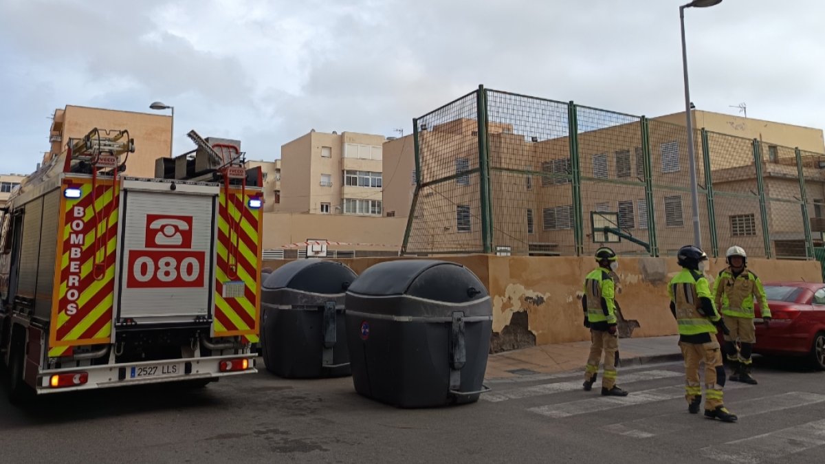 Bomberos junto al vallado que ha cedido en calle Nicaragua.