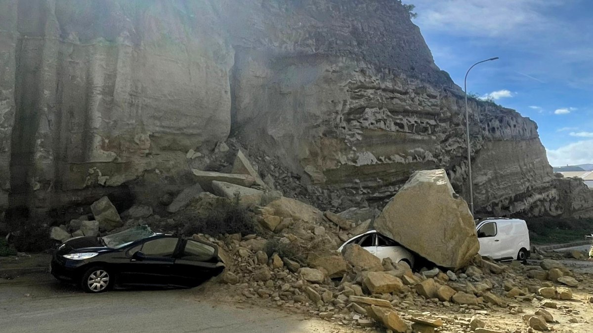 Vehículos afectados por el derrumbe parcial de un cerro en el polígono La Juaida de Viator (Almería).