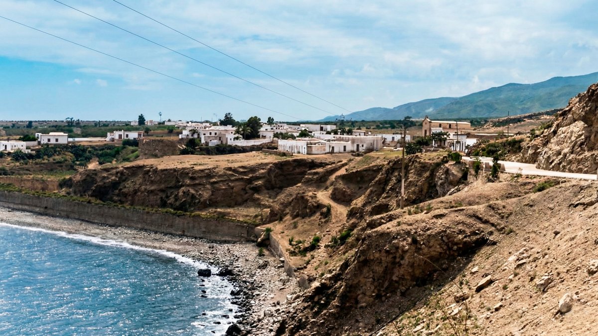 La carretera que comunicaba Almería con Aguadulce aislaba el poblado marítimo antes de que se convirtiera en una villa de interés turístico.