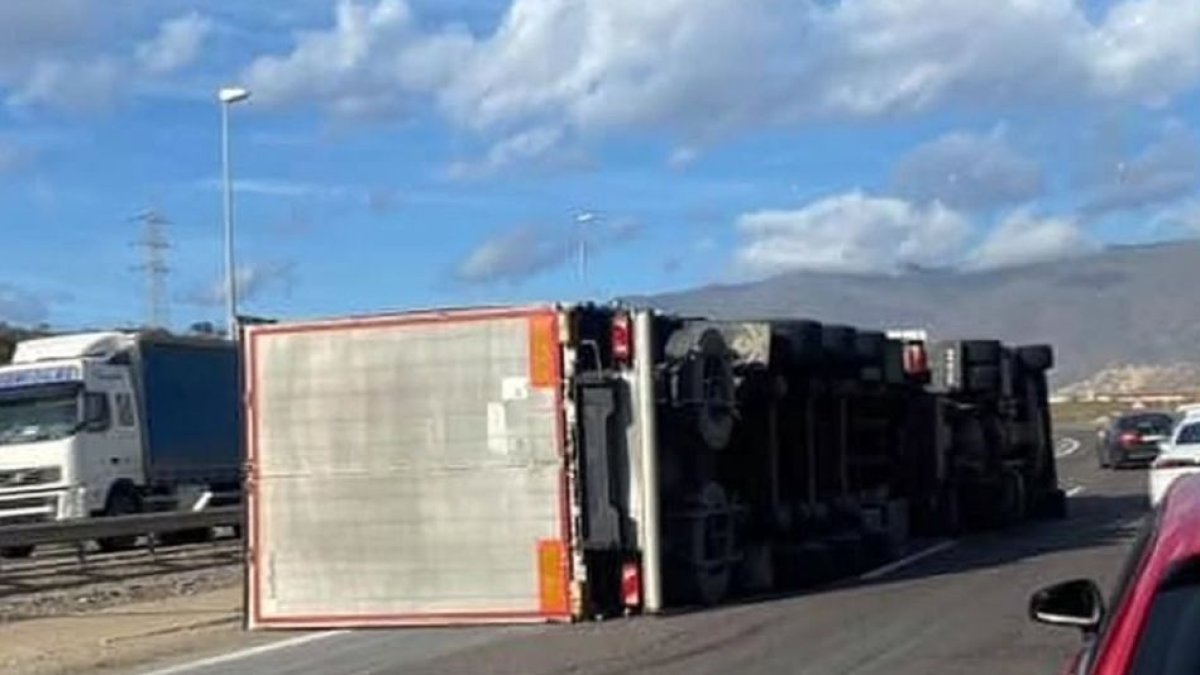 Un camión vuelca enViator.